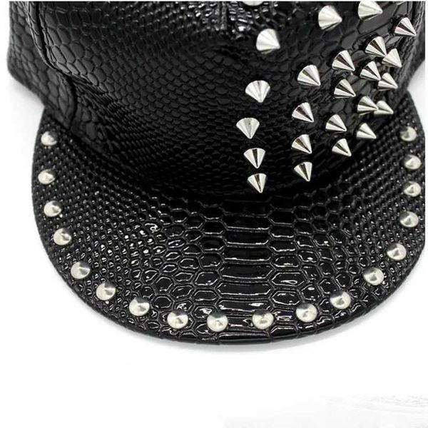 Caps de bola estilo coreano Novos rebites Snakeskin PU Capinho de beisebol homem e mulheres casal casal chapéu hip hop hop chapéu chapéu por atacado por atacado