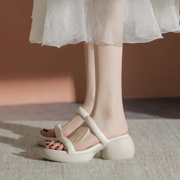 Hausschuhe Sandalen Frauen tragen 2024 Linie Dicke Feenwindwinke wasserdichtem Tisch Französisch hochhackig