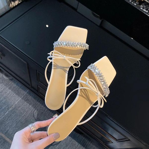 Pantofole scarpe estate bowknot luccicanti strati di rinestina di strappo a croce sandali sandali eleganti pompe quadrate di punta di moda festa bassa