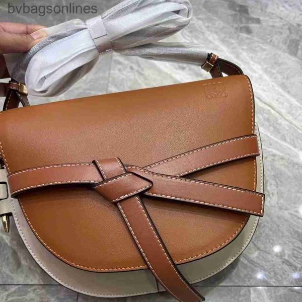 Kadın Moda Loeweelry Orijinal Logo Tasarımcı Çanta Serisi Omuz Crossbody Bag 2024 Yeni Yay Kemer Tokalı Eyer Çantası