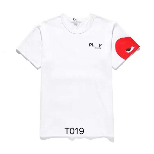 2024 Fashion Mens Play T Designer Red Heart Shirt Comme Casual Women Shirts des Badge Garcons High Quanlity Tshirts Cotton ricamo in cotone Top HJ668