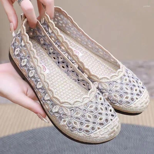 Sapatos casuais no verão feminino bordado oco de fundo macio não deslizante sem deslizamento raso raso solo idosos da sola idosa