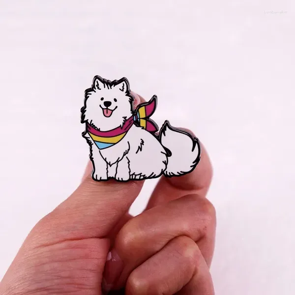 Broşlar sevimli küçük beyaz samoyed köpek ile renkli eşarp sert emaye pin kawaii hayvan rozeti broş için broş takı aksesuarları hediyeler hediyeler