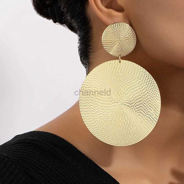 Outra moda de moda Big Circle Metal Disc Briachring para mulheres exageradas pingentes pingentes de pingente de charme de jóias de jóias 240419