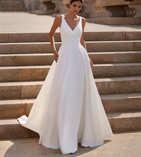 Abiti da sposa con scollo a V di classe Long Satin con tasche A-Line Avorio Sweep Train Ziper Back Bride Gowns for Women