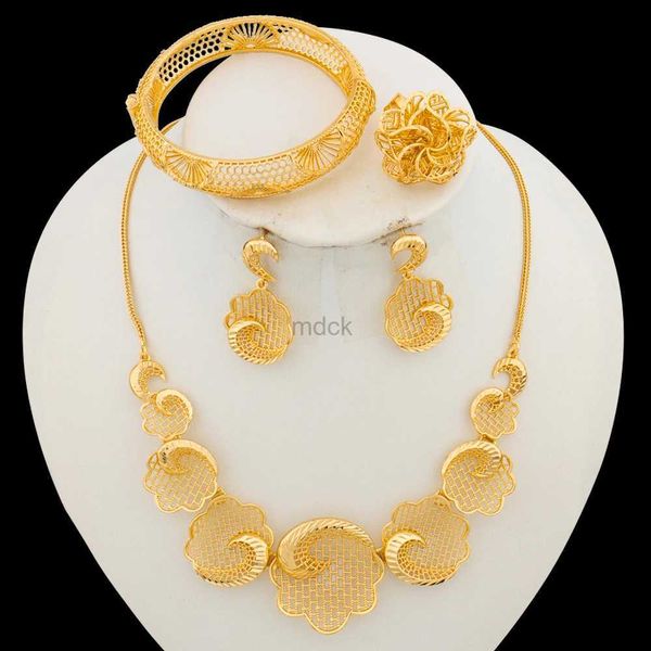 Collane a sospensione Dubai Oro Colore set per donne Collana del design dei fiori e orecchini con anello da braccialetto 4pc set per accessori brasiliani 240419
