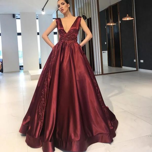 Deep V Neck 2024 Prom Kleider Rotwein bodenlange Partykleider Fashion Arabien Promi -Abendkleid
