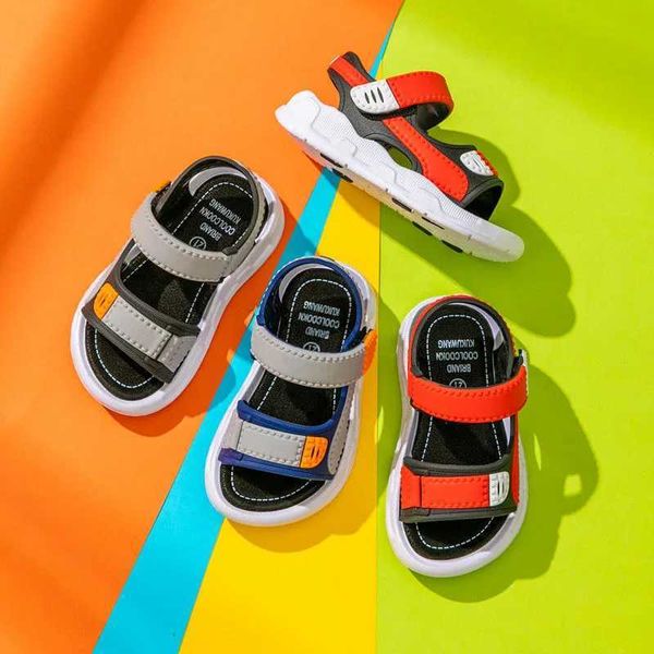 Sandálias novas sandálias de garoto de verão sapatos de crianças grandes solados crianças crianças sapatos de panela de praia de bebê sapatos de natação ao ar livre chinelos romanos 240419
