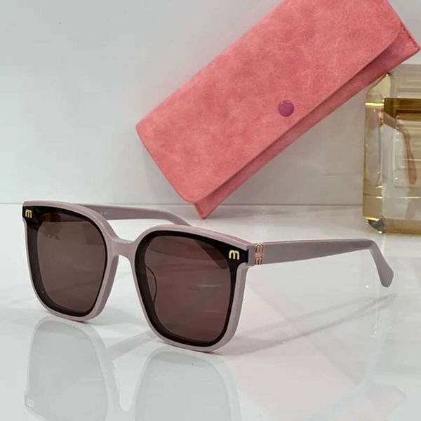 Miui Frauen Designer europäische und amerikanische Mode moderne Raffinesse Sonnenbrille Acetatbrille Schöne Sungurbrille 8286