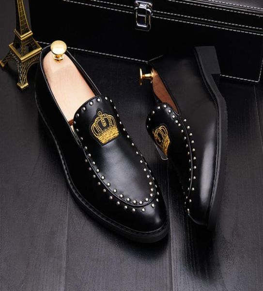 Sapatos de couro genuíno Men039s Oxfords Bordado Crown Sapato de negócios para homens Black White noivo Sapatos Weddin5325994