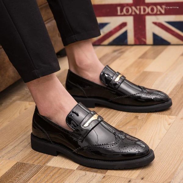 Повседневные туфли плюс размер мужчина модная резьба Brogue Bruge Black Gold Slip-On Drive-обувь дышащие патентные кожа Loafer