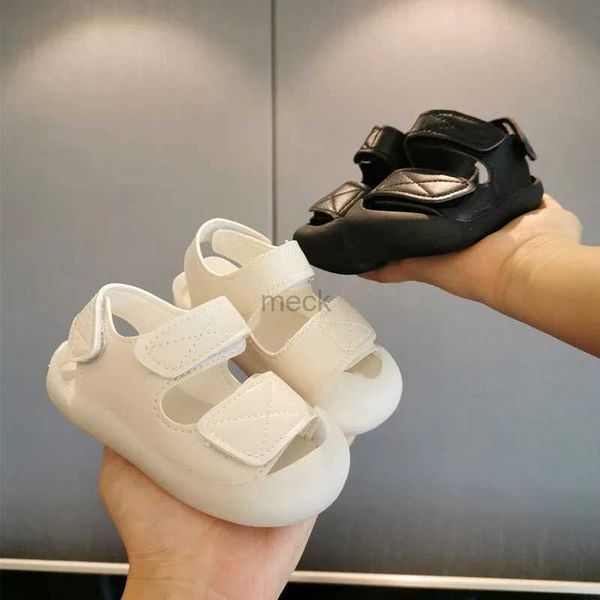 Sandalen 2024 Sommer Kinderkinder Baotou weicher alleiniger Junge Mädchen Mädchen Kleinkind Wanderschuhe vereinfacht 0-3 Jahre alte Anti-Kick-Sandalen 240419