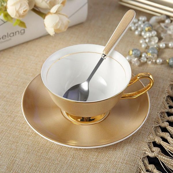 Tassen Europäischer Haushalt kleiner exquisiter Kaffeetasse und Teller Set Britisch -Nachmittag Kamellien Tee Bone Porzellan Licht Luxus