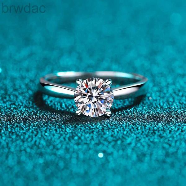 Anelli di lusso anello solitario per donne 0,5/1/2 ct anello di diamanti moissanite Platinum PT950 Classic Four Claws Wedding Forever Dichiarazione D240419