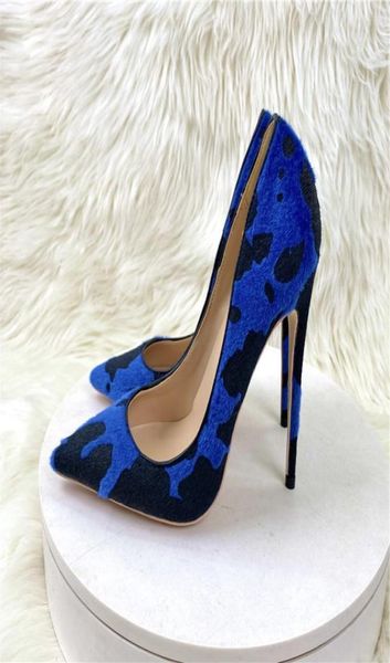 2023 Novos sapatos femininos de luxo Moda vaca azul mulher peluda de rebanho pontual dos dedos do calcanhar alto