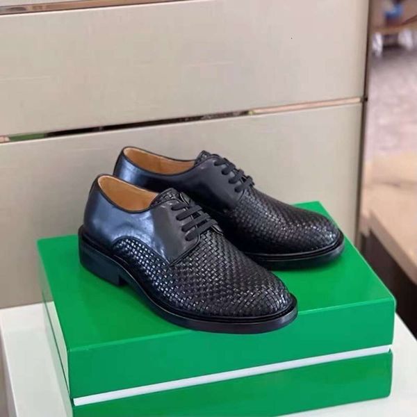 Sapatos vestir masculino de couro genuíno de couro genuíno masculino levantou mocassins macios de solo clássico de terno clássico derby