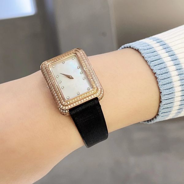 2024 Nuova serie di barretti di vino Goddess orologio 26,8*36,6 mm cinghia in acciaio inossidabile Top Quartz Watch Women Watch Premium Gift con logo