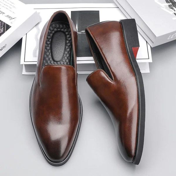 Sapatos casuais 2024 Men Mocassins de couro de verão Mocassins deslizam mocassins confortáveis marrons pretos pontiagudos