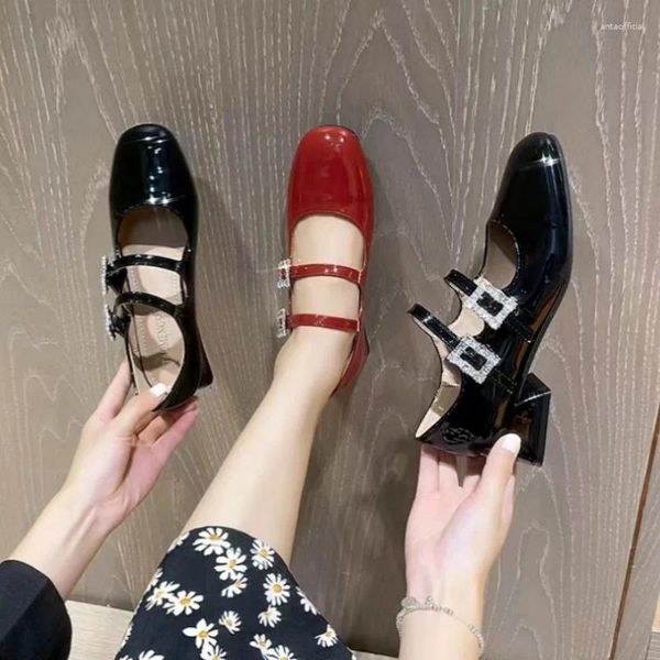 Kleidungsschuhe im Frühling und Sommer 2024 Die quadratische Leder -Strassschnalle mit dicken Absätzen funktioniert für Mary Jane Single -Schuhe.