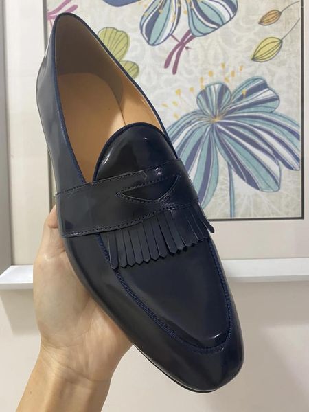 Scarpe eleganti uomini alla moda di lavoro in ufficio slittamento formale su mocassini con frange e nappe nere in pelle maschio comodi piatti causali comodi