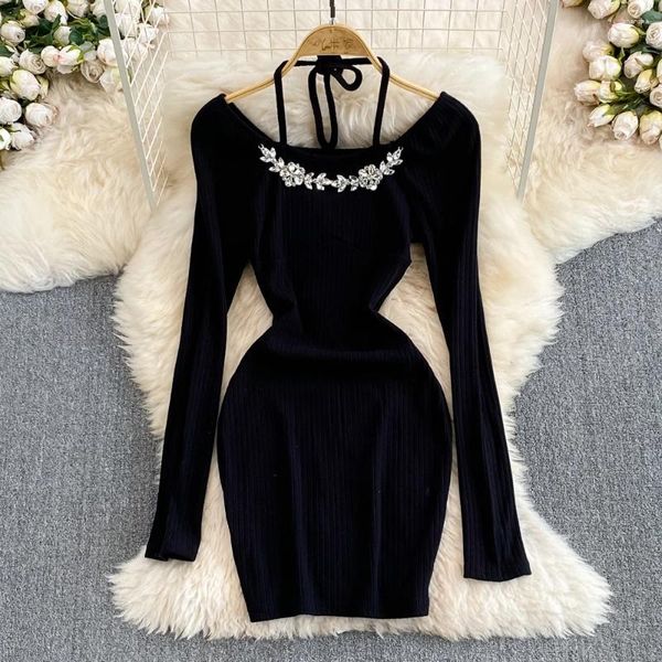 Lässige Kleider Frühling Fall Sexy Slim Fit Nagel Diamantkleid für Frauen Mode Halfer Hals von Schulter kurzer Taille Mini Strick