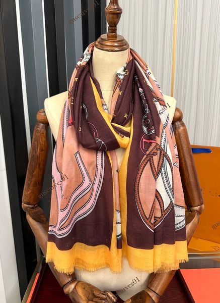 2024 Top Designer Scarf V V Pink and Biack Fashion Scarpa Scaru di lusso Designer Lettera Sciame Warm Wool Pashmina Linen Linen L Size100x200