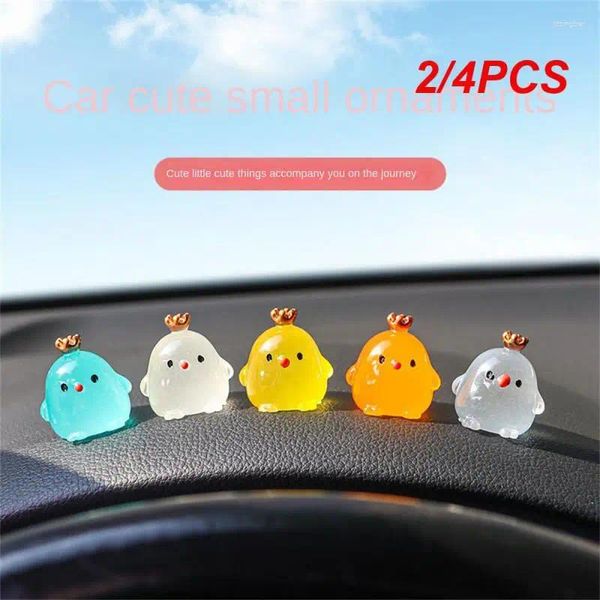 Bahçe Dekorasyonları 2/4pcs Aydınlık Mini Reçine Domuz Araba Gösterge Tablosu Oyuncak Bebek Parlayan Figürler Ev Dekorasyon Karikatür Renkli Chick Süsler