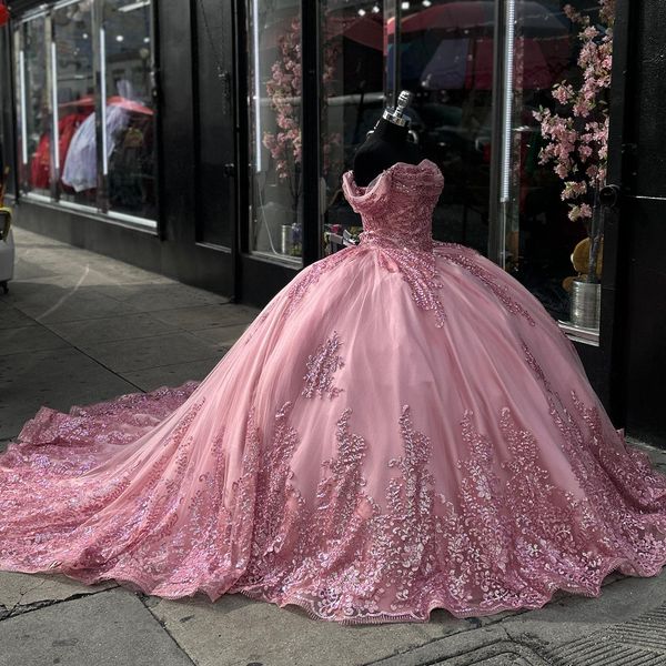 Vestido de vestido de vestidos de bola da princesa rosa da princesa Quinceanera fora das lantejoulas de ombro apliquei vestido de vasta de backless sweep sweet sweet 15 vestido de máscaras de máscaras