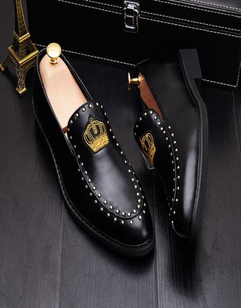 Sapatos de couro genuíno Men039s Oxfords Bordado Coroa de negócios sapato para homens Black White Groom Shoes Weddin8927527