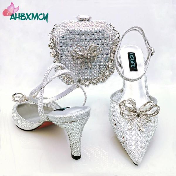 Scarpe da abbigliamento 2024 Arrivi Special Design Silver Colore Donne Africano e Stume Set Pumpe puntate per la festa di nozze