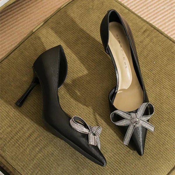 Kleiderschuhe Mode pointy toe dünne High Heels Schuhseite hohl Design Strassbugdekoration Elegante Bankettparty -Büro Frauen Pumpen