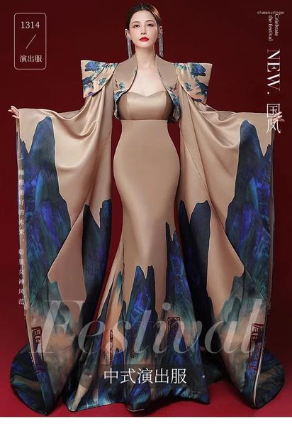 Modelo de desgaste do palco exagera o vestido cáqui vestido feminino de longa performance de estilo chinês drag cauda um ombro de hospedagem noturna azul