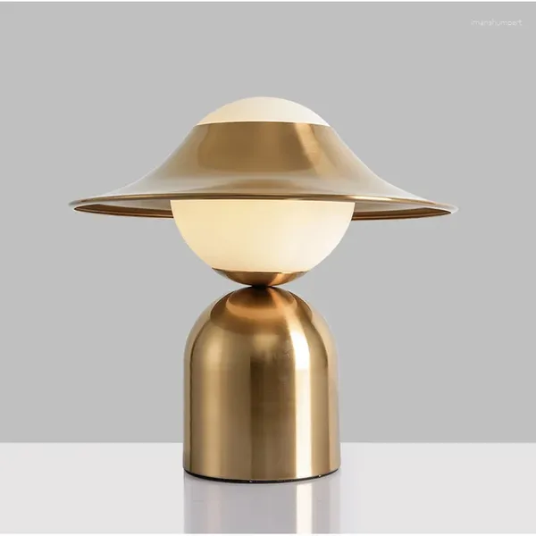 Lâmpadas de mesa Postmodern Golden Hat Lamp Led Nordic Simple Children's Room de quarto de cabeceira de vidro de vidro Home deco Lihting