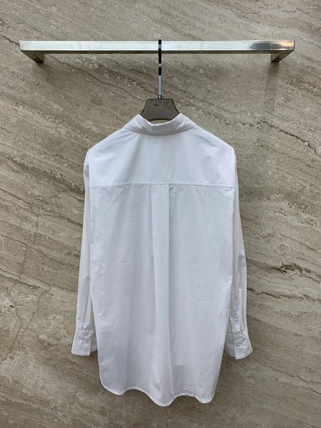 Camicette femminili di fascia alta a maglia camicia bianca senza spalline set slim curvo a maniche lunghe che combina la moda e la facilità di usura