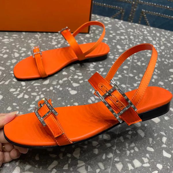 2024 Sommer Neue Ankunft Peep Toe Frauen flache Sandalen Landebahn Designer Heißer Verkauf hochwertiger Seide mit Strassknopf Dekor außerhalb von Walking Beach Sandalen