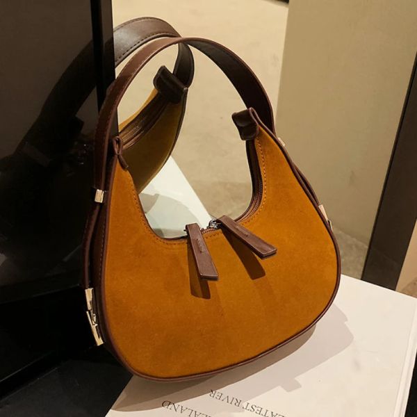 Bolsas Bolsas de ombro à esquerda para mulheres Esfregar couro feminino Novo 2023 Trend Winter Fashion Saddle Bank Bolsa