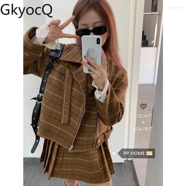 Arbeitskleider Gkyocq Korean Chic Women Zwei -Stück -Sets Retro Plaid Tweed Drehen Kragen Reißverschluss Design Kurzjacke hoher Taille Falten -Rock