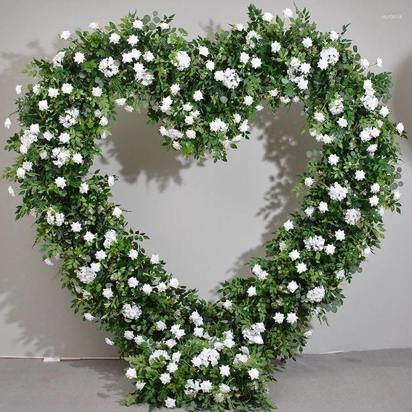 Fiori decorativi bianchi rosa verde verde eucalipto foglia floreale disposizione floreale con cornice a forma di cuore Arch sposta