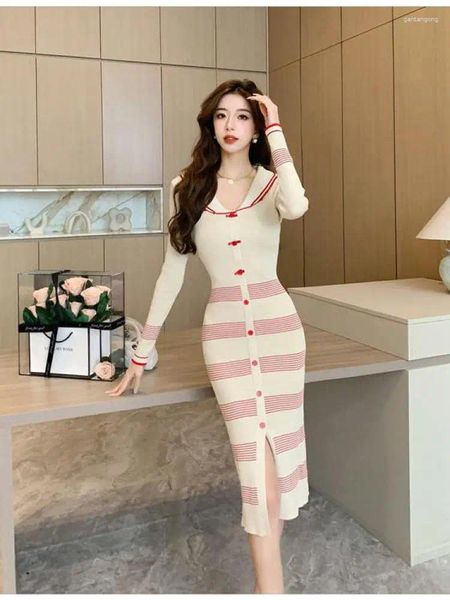 Lässige Kleider Aprikosen Red Streifen Patchwork elegante Damen 2024 Autumm Winter Korean Button Pullover Stricke Büro Dame Kleid Mode