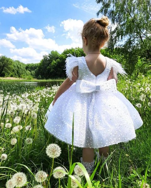 Mädchenkleider 2024 Weiße Blumengir Kleid Glitzer Perlen mit Feder Bow Abend Party flauschiger Rockballkleid Kommunion Kid Kleinkind Tutu