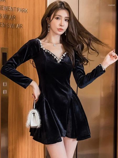 Lässige Kleider 2024 Schwarzer Samt Dianmods V-Ausschnitt Kurzkleid Herbst Winter Winter Elegant Chic Ruffled A-Line Frauen Korean Vintage Hepburn