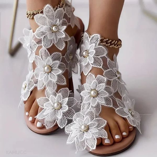 Sandálias planas de flores feminino Moda de dedo do dedo chinelos de laço Faux pérolos deslizam em sapatos casuais viagens de praia sandálias brancas femininas verão 240411