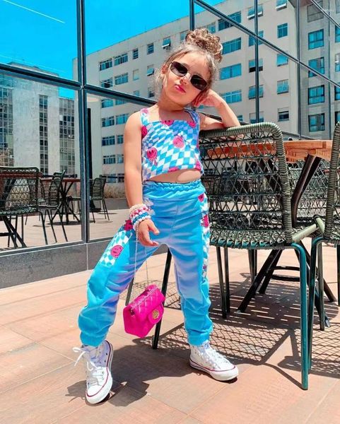 Set di abbigliamento 2024 Girls Short Short Short CamiSole Colore abbinata Casual Sude Pantaloni alla moda Stampato Abito a due pezzi comodi comodi