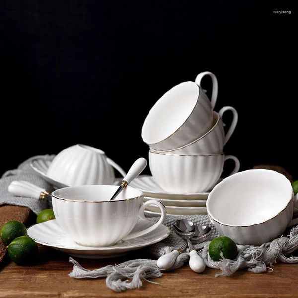 Tazze tazze di caffè in ceramica e set di piattino in rilievo europeo in rilievo europeo oro pompa pompa bianca