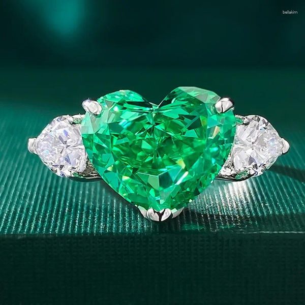 Ringos de cluster S925 Anel de prata de alto carbono conjunto de diamantes com 10 12 Coração de corte de flores verdes de esmeralda