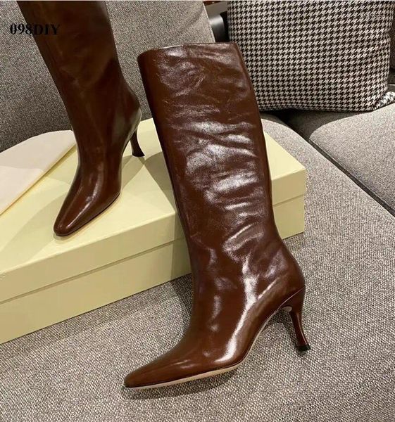 Botas de couro de pó real embrulhado no joelho de joelho, as mulheres de calcanhares puxam os dedos dos pés pontudos longos