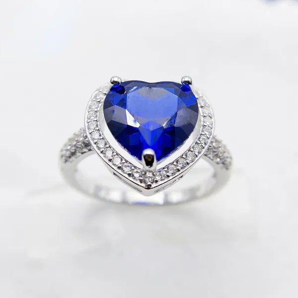 Anelli a grappolo 2024 Europeo e americano S925 Sterling Sterling Luxury Luxury a forma di blu Pagoda Stone Diamond Anello squisito