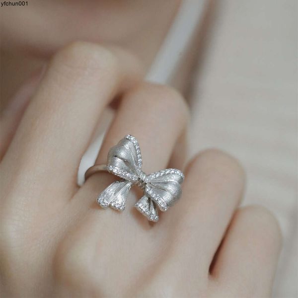Kişilikle sis fırçalanmış yay yüzüğü moda mizaç basit ve niş tasarım algısı kadınlar için üst düzey havalı stil hediye