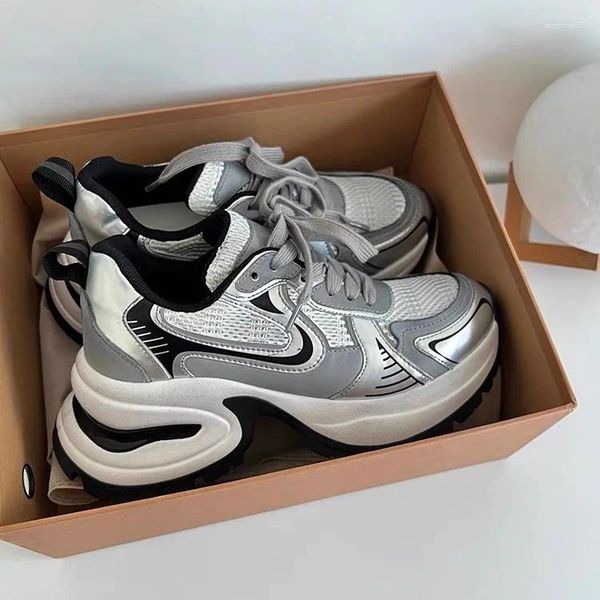 Scarpe casual argento sport con sola spessa per donne in primavera 2024 Versione coreana di Sponge Cake Lace Up Dad Sneaker