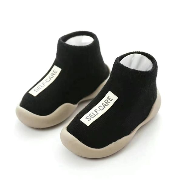 Black fofo sapatos baby walker menino chinelos crianças crianças casuais tênis anti -vislip menina 240415